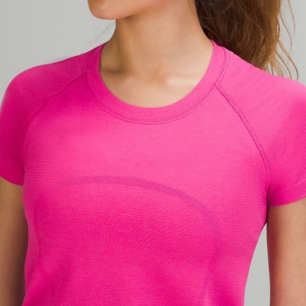 ⭐️NWT Lululemon Sonic Pink Swiftly Tech short sleeve shirt 2.0⭐️ - Picture 2 of 6